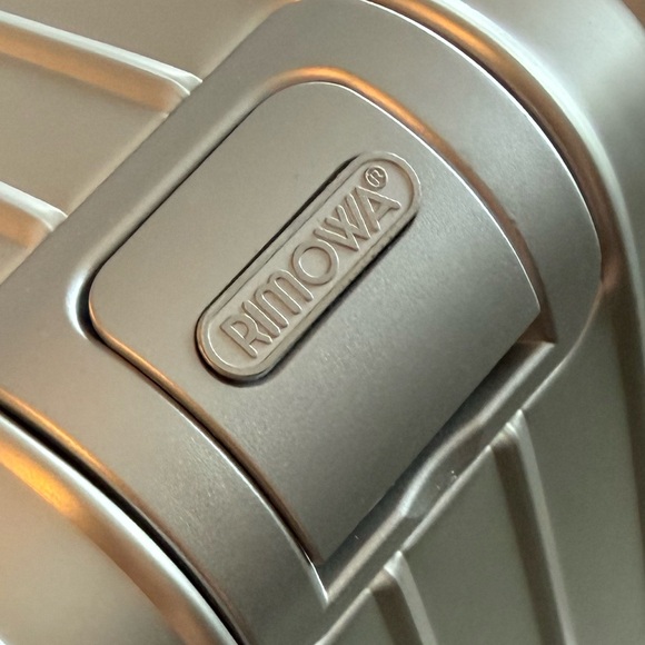 RIMOWA Silver Aluminum Suitcase Large Check-in - Picture 2 of 15